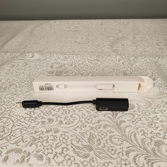 L32 8-pin connector to 3.5mm Headphone Jack Adapter for i Phone CALL32-B01 - Picture 1 of 5